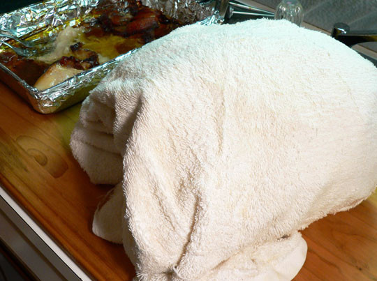 1. Этап. Запеченное мясо в духовке: Готовое мясо оберните фольгой и полотенцем, оставьте отдыхать на часок.