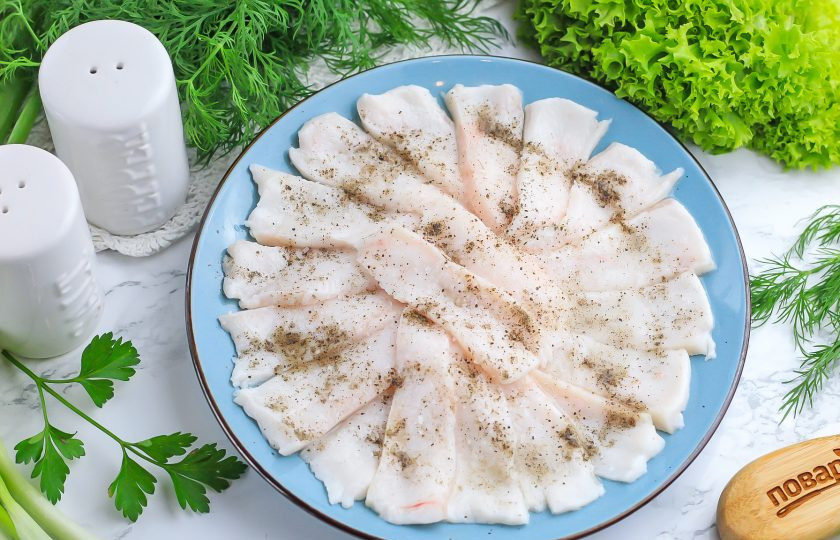 1. Этап. Сало Под водочку: Присыпьте солью и молотым черным перцем. По желанию можете использовать и другие пряности, приправы.