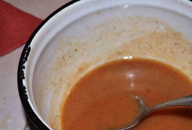 1. Этап. Баурсаки с начинкой: Смешайте коричневый сахар, 50 гр. сливочного масла, и поставьте смесь на несколько минут на огонь. Когда сахар растворится, добавьте ложку рома, сливки и корицу. Проварите еще пару минут. Баурсаки посыпьте сахарной пудрой, полейте ромовым соусом и подавайте на стол.