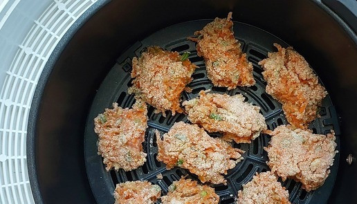 1. Этап. Наггетсы из индейки с овощами: Я по мере приготовления наггетсов сразу выкладываю их на решетку аэрогриля. Перед запеканием можно сбрызнуть маслом (из распылителя).