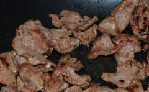 1. Этап. Говядина по-сычуаньски: Ставим вок на сильный огонь и жарим мясо 4 минуты, добавьте часть перца сычуанского и жарьте еще 4 минуты.