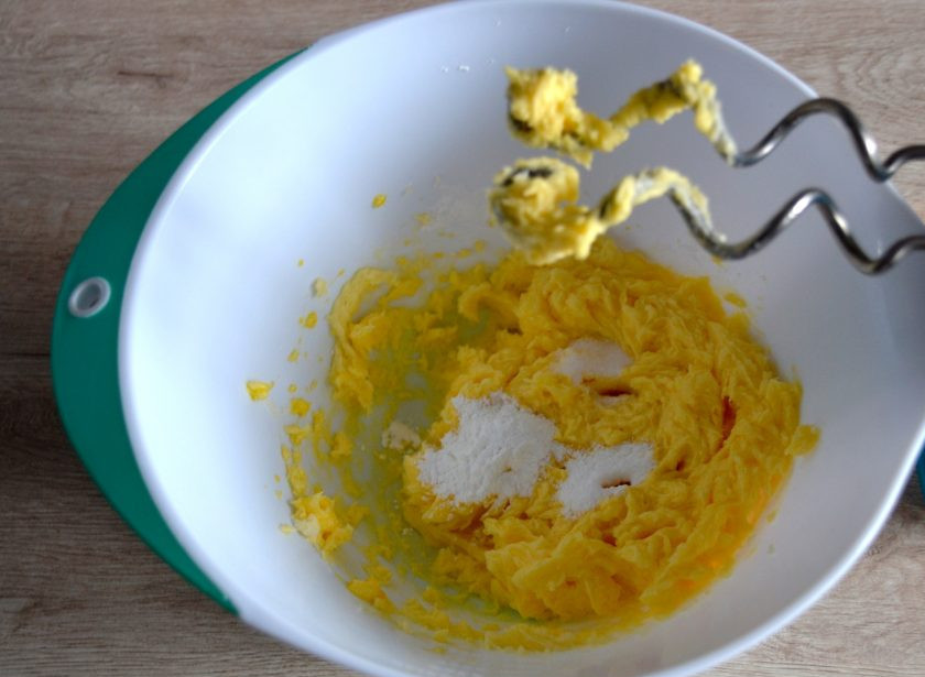 1. Этап. Корзиночки с белковым кремом по ГОСТу: Добавьте ванильный сахар, щепотку соли и разрыхлитель, смешайте.