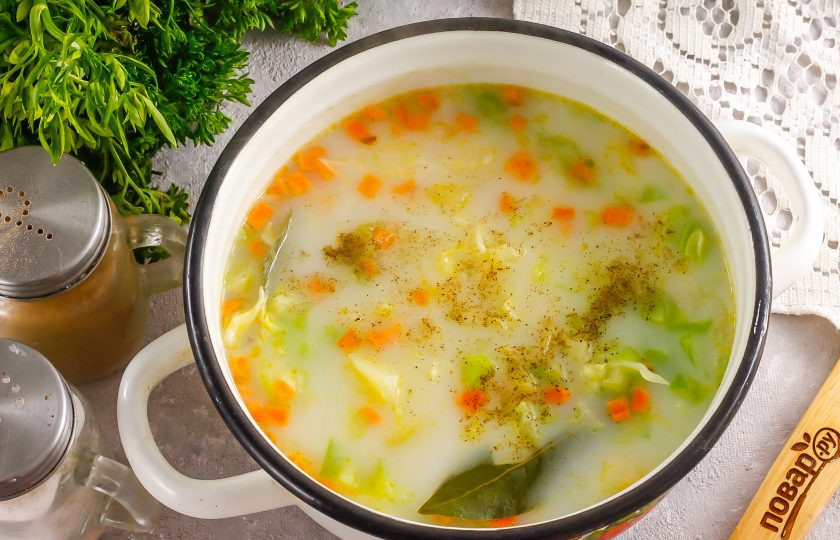 1. Этап. Молочный суп с капустой и картофелем: Влейте горячее молоко в суп и проварите все примерно 1-2 минуты. Добавлять нужно только горячее молоко, иначе холодное может сразу же свернуться из-за температурной разницы.