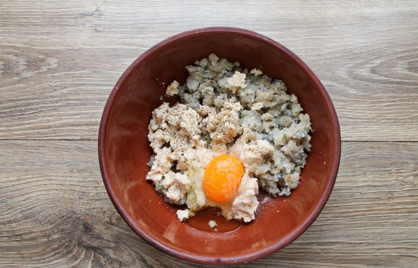 1. Этап. Котлеты из судака на пару: Разбейте в миску яйцо и все хорошо перемешайте. Затем соберите фарш в руки, поднимите над миской и бросьте обратно. Делайте так примерно 10-12 раз. За это время фарш должен уплотниться и стать однородным.