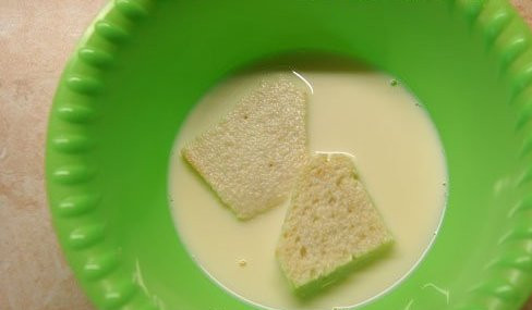 1. Этап. Шарлотка из сухарей с яблоками: Сухари замочить в молоке.