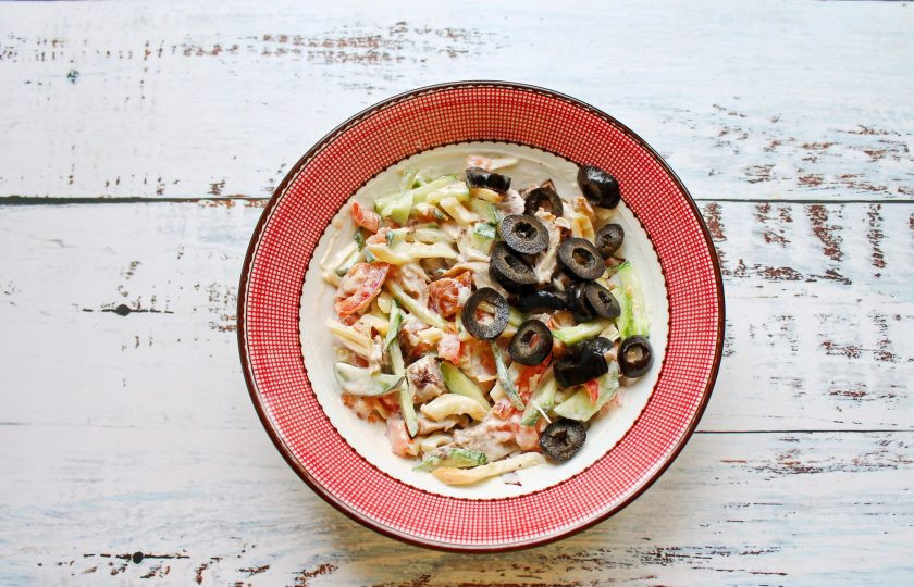 1. Этап. Салат Колдунья: Соедините салат с майонезной заправкой, посолите, перемешайте и оставьте в холодильнике на один час. Добавьте порезанные маслины, перемешайте и подавайте.