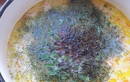 1. Этап. Сырный суп со свининой: 6. Остывшее мясо отделяем от кости, нарезаем кусочками и отправляем в бульон, провариваем около 2-3 минут, добавляем рубленую зелень, специи, накрываем крышкой.