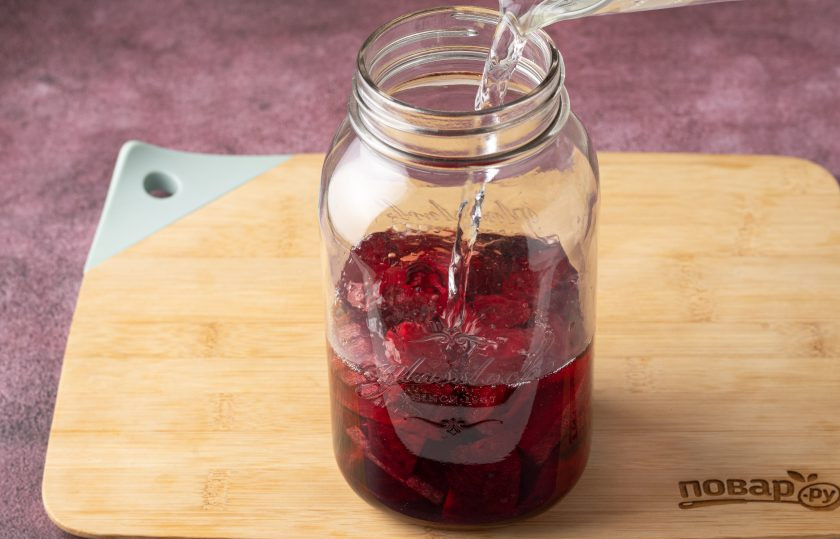 1. Этап. Свекольный квас без сахара: Влейте воду по плечики банки.