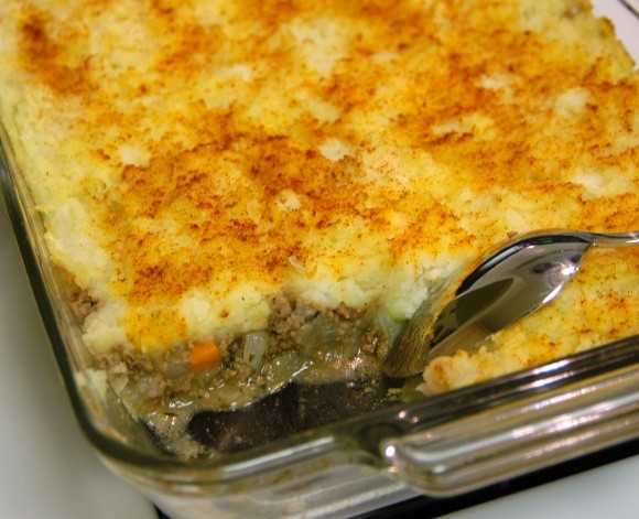 1. Этап. Английский Пастуший пирог классический: 16. Запекайте пирог в разогретом до 200 градусов духовом шкафу около 30-40 мнут, до образования румяной корочки. Подавайте его спустя 10 минут после того, как достали из печи.