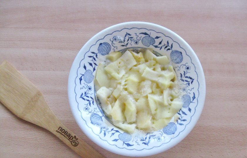 1. Этап. Яблочный курд: Запеките в микроволновке в течение 5 минут или тушите на плите в посуде с толстым дном.