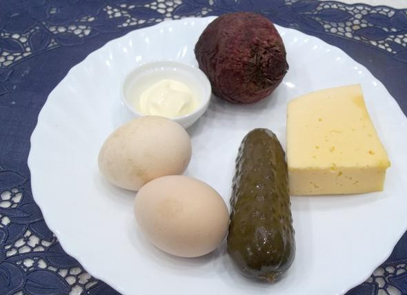 1. Этап. Салат со свеклой, сыром и яйцами: В подсоленной воде отварите яйца вкрутую и свеклу до готовности. Залейте их холодной водой и дайте остыть. Подготовьте остальные ингредиенты.