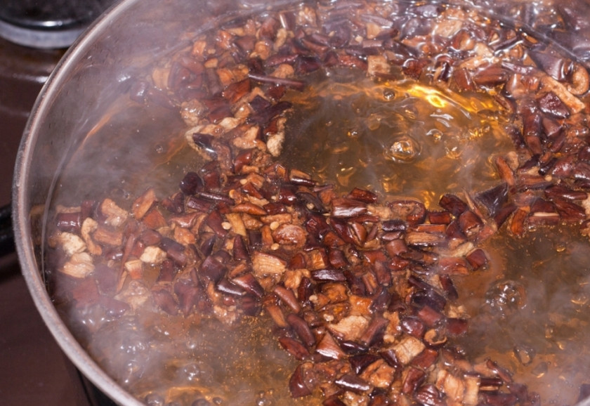 1. Этап. Суп из консервированных грибов: Налейте в кастрюлю воду, доведите до кипения и бросьте в неё баклажаны. Варите 15 минут.