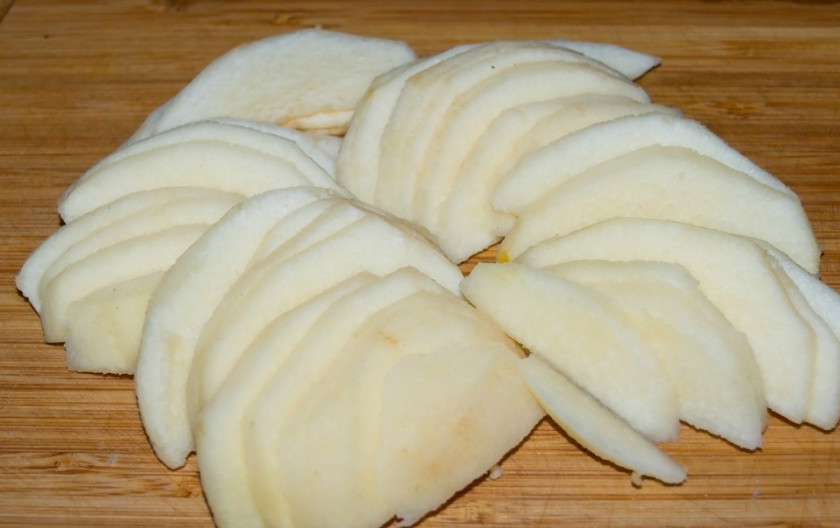 1. Этап. Курица, фаршированная айвой: 2. Тем временем айву промойте под проточной водой, очистите от кожицы. Нарежьте дольками или небольшими кубиками, как больше нравится.