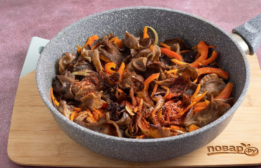1. Этап. Древесные грибы по-корейски: Добавьте специи. Перемешайте и жарьте на умеренном огне еще около 1 минуты.
