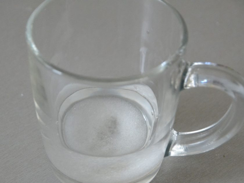 1. Этап. Диетический хлеб без дрожжей: Активизируйте закваску. Так как хлеб будет без дрожжей, на одной закваске, необходимо, чтобы она была максимально активной. Для этого возьмите 70 мл. воды, всыпьте сахар.