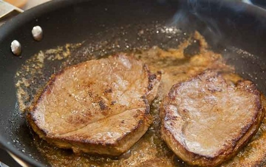 1. Этап. Говяжий стейк с соусом: 1. Вымойте мясо, оботрите его насухо и посолите, оставьте на 15 минут. Растопите сливочное масло на сковороде и выложите стейки, в зависимости от толщины мяса, обжаривайте его в течение 2-4 минут. Снимите мясо с огня и обжарьте мелко рубленый лук.