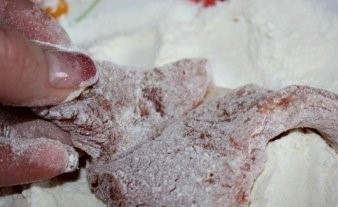 1. Этап. Свинина, тушенная со сливками: 1. Мясо порежьте на порционные куски не более 1 см в толщину. Посолите и поперчите. Каждый кусочек обмакните в муку. Стряхните лишнюю муку. Хорошо разогрейте сковороду. Налейте растительное масло. Каждый кусочек мяса с двух сторон обжарьте на сковороде. Не стоит жарить более чем по 1 минуте.