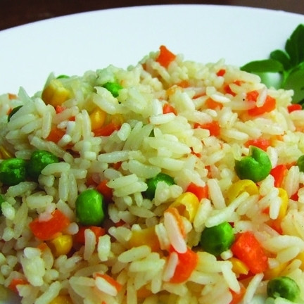 1. Этап. Рис с овощами в мультиварке: Хорошо перемешать все ингредиенты, добавить соль и перец. Залить необходимым количеством воды. Выбрать режим 