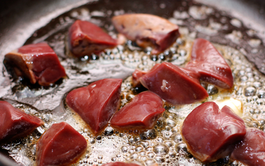 1. Этап. Салат Ямайка: 2. На отдельной сковороде растопить сливочное масло. Печень вымыть, как следует обсушить и выложить на сковороду. Обжарить ее до готовности, периодически помешивая. Также посолить, поперчить.