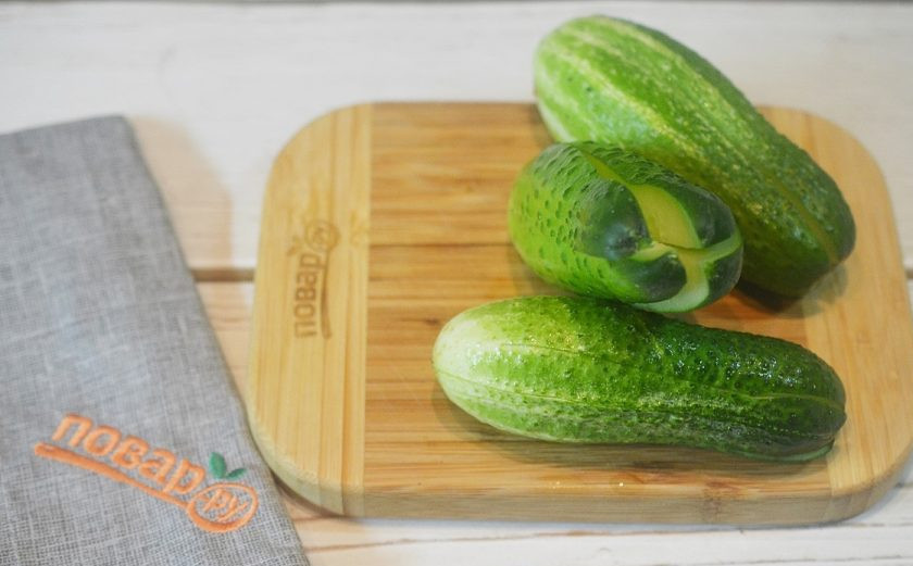 1. Этап. Огурцы по-корейски на закуску: 1. Огурцы разрежьте с одной стороны вдоль на 4 части, не доходя до края 1,5 см.