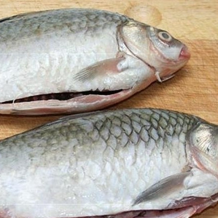 1. Этап. Караси на решетке: Для начала, конечно, рыбу необходимо почистить, выпотрошить и помыть.