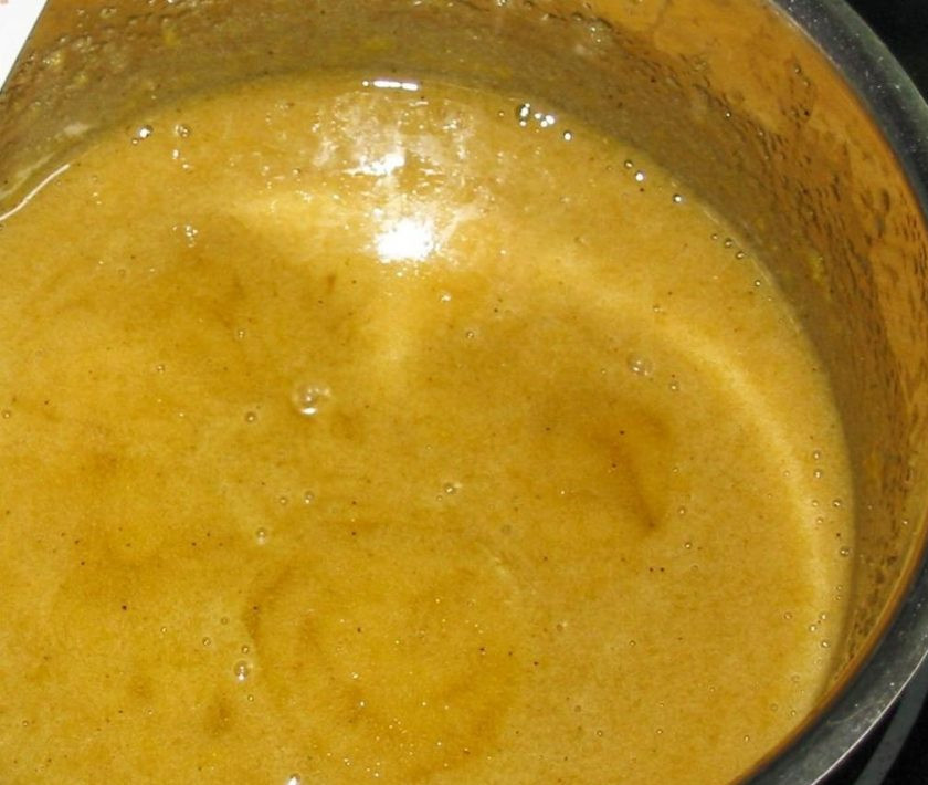 1. Этап. Тирамису Вива Италия: 10. Осталось приготовить крем: взбиваем 140 гр. сахара с 3 желтками. Добавляем 45 мл. кофе. Ставим массу на огонь и варим до загустения.