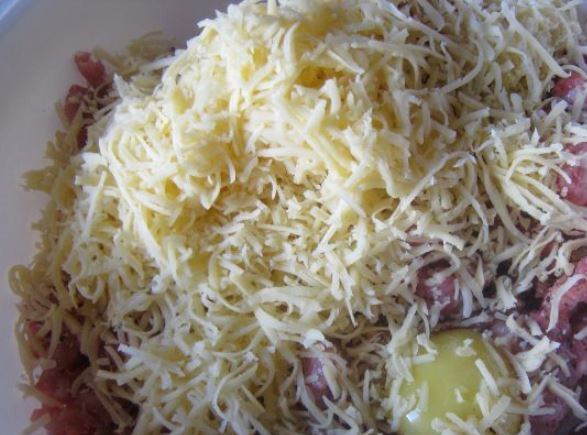 1. Этап. Котлеты из баранины в духовке: Добавьте в фарш тертый сыр, яйцо, соль и перец. Хорошо вымешайте.