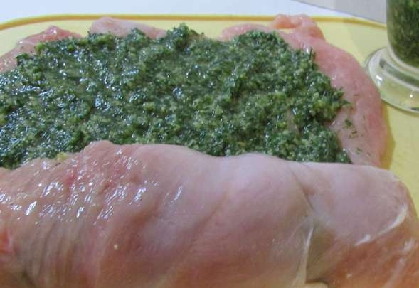 1. Этап. Индейка с соусом Песто: Одну треть соуса разложите на индейку, заверните филе в рулет. Затем перевяжите его жгутиками и смажьте оставшимся песто. Заверните блюдо в фольгу.