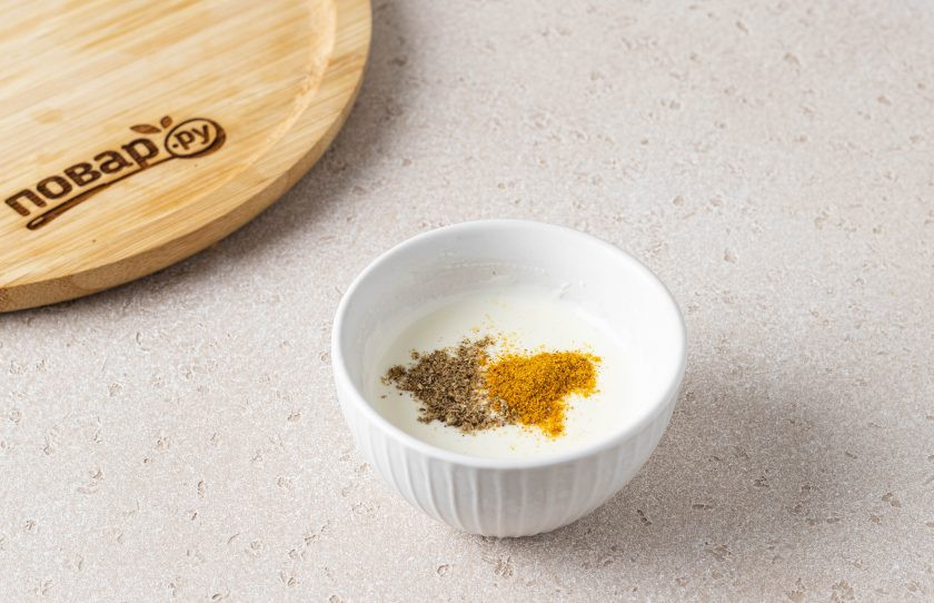 1. Этап. Соус «Карри майо»: Добавьте молотые специи, соль и порошок карри к соусу.