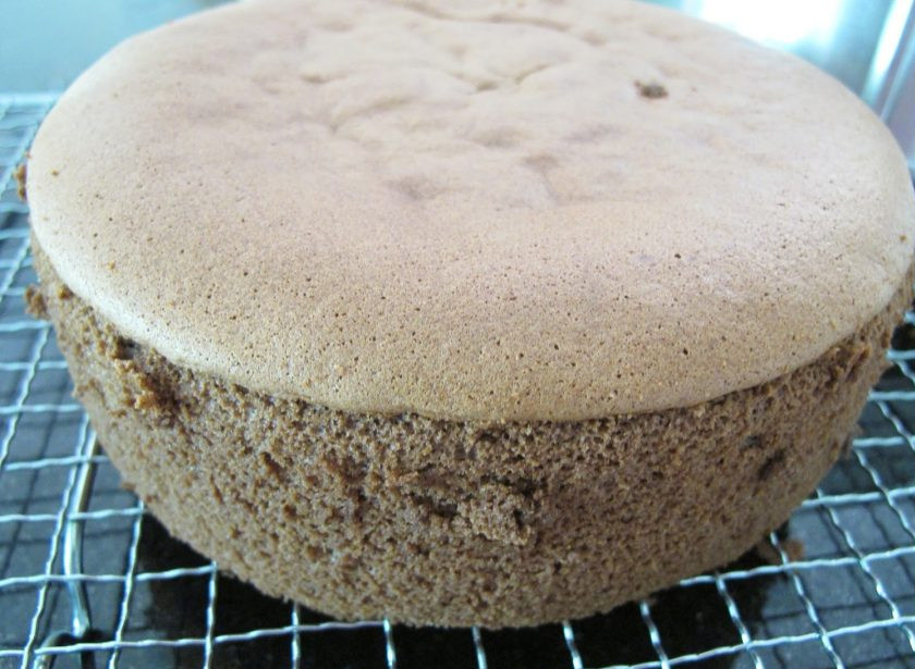 1. Этап. Шоколадный бисквит для торта: 11. Переложите корж из формы на решетку и оставьте до полного остывания, а затем уже используйте для формирования торта.