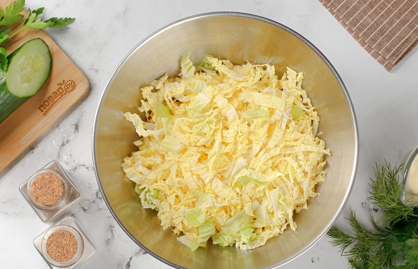 1. Этап. Салат с пекинской капустой, кукурузой и яйцом: У капусты, если необходимо, снимите вялые верхние листья, а вилок ополосните водой. Нашинкуйте капусту тонкой полоской.