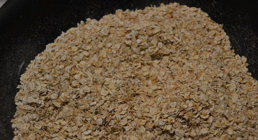 1. Этап. Быстрое овсяное печенье: Хлопья обжарьте на сухой сковороде около 10 минут, затем остудите.
