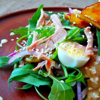 Вкусный салат с грушами и мясом