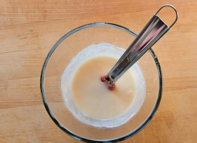 1. Этап. Рулет с начинкой из мака: 7. А пока займитесь глазурью. Тщательно смешайте мягкое масло с сахаром, молоком, соком, щепоткой соли и ванилином.