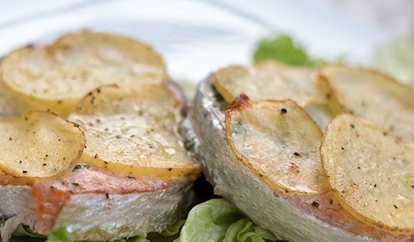 1. Этап. Лосось, запеченный с картофелем: 4. Запекайте рыбу при температуре 180-200 градусов в течение 25 минут, пока картофель не станет золотистого цвета, а рыба – готовой. Подайте блюдо горячим и приятного аппетита!