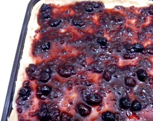 1. Этап. Печенье с вареньем и крошкой: 4. Затем раскатываем первый пласт и выкладываем его в форму для запекания, после чего смазываем вареньем.