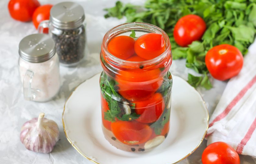 1. Этап. Десертные помидоры: Влейте горячий маринад и сразу же закрутите емкость крышкой по резьбе или с помощью закаточного ключа.