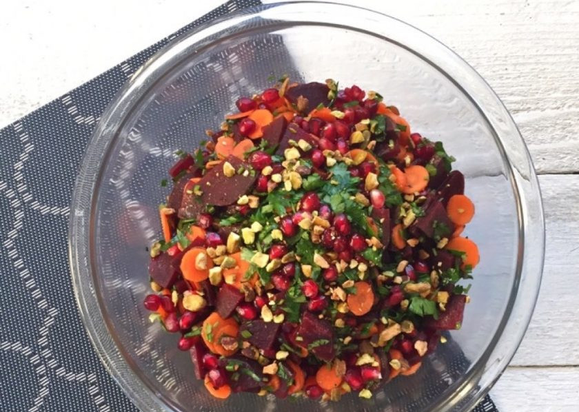1. Этап. Салат со свеклой, морковью и гранатом: 6. Заправьте салат и перемешайте, перед подачей украсьте рублеными фисташками.