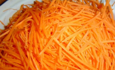 1. Этап. Квашеные баклажаны с морковкой и чесноком: Очищенную морковь натрите на терке для корейской морковки.