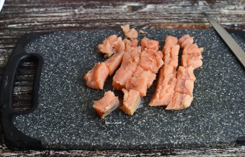 1. Этап. Дрожжевой пирог с красной рыбой: Нарежьте рыбу на куски, удалите косточки и шкуру.