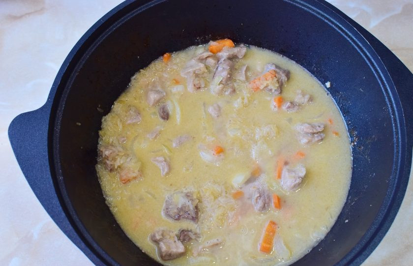 1. Этап. Плов праздничный: Следом отправьте в казан рис и добавьте горячую воду. По вкусу подсыпьте соль и специи.