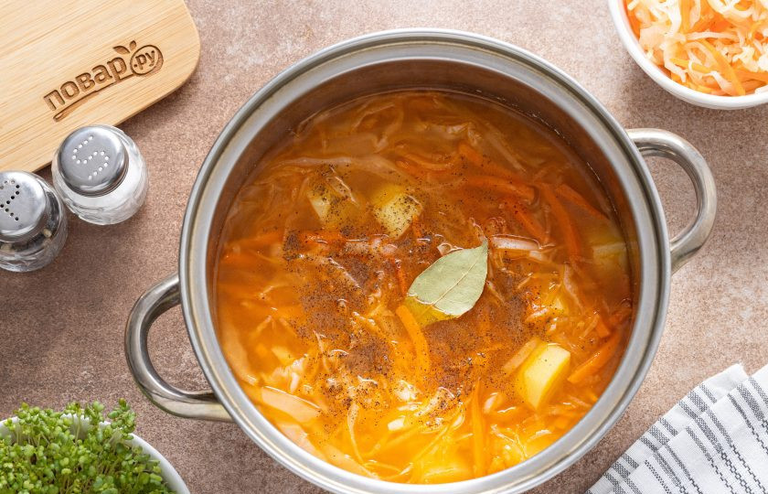 1. Этап. Щи из квашеной и свежей капусты: Посолите и поперчите, добавьте лавровый лист. Доведите до кипения и варите суп вместе 5 минут. После накройте крышкой, выключите плиту и дайте супу настояться еще полчаса.