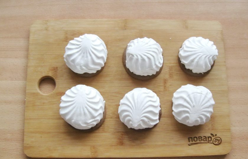 1. Этап. Печенье с зефиром: На каждое печенье капните шоколадной глазурью. Разделите зефир на половинки и выложите на печенье.