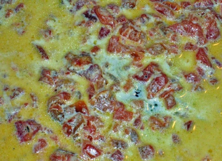 1. Этап. Суп из морского окуня: В томат добавляем пол стакана сливок или молока и тушим еще около 5 минут. После чего заправку добавляем в суп.