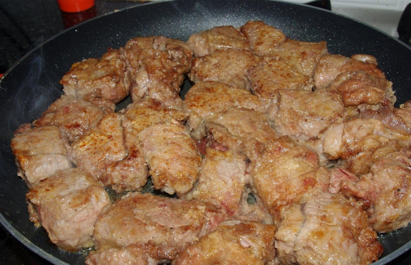 1. Этап. Говядина и овощи в казане: Обжарьте сначала в оливковом масле мясо до золотистого цвета.