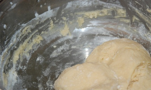 1. Этап. Печенье Орешки с шоколадом: Готовим тесто. Смешать яйца с сахаром. Добавить сметану, все перемешать. Добавить муку, крахмал и соду. При необходимости добавьте немного муки. Перемешать все до однородной массы. Тесто липковатое. Убрать его в холодильник в пакете.