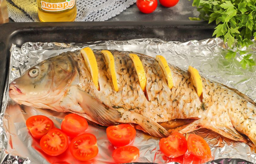 1. Этап. Карп по-польски: Разогрейте духовку до 180 градусов. Застелите противень фольгой и смажьте растительным маслом. Выложите карпа на фольгу и добавьте к нему разрезанные помидоры черри. Запеките примерно 25-30 минут до румяности. Время запекания может варьироваться в соответствии с размерами карпа.