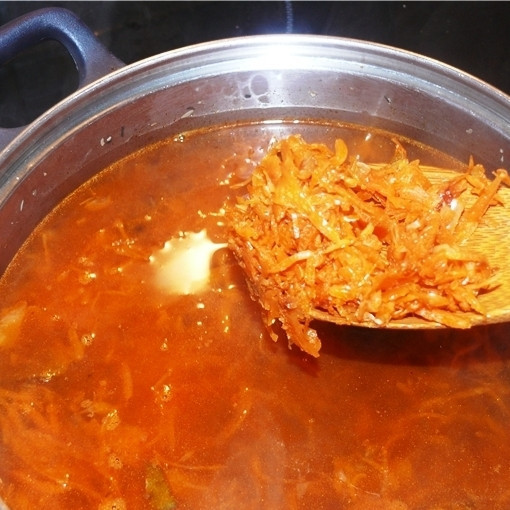 1. Этап. Постные щи: Затем в кастрюлю с грибным бульоном необходимо добавить все содержимое сковороды, а также лавровый лист, перец и соль. Варим еще 10-15 минут на среднем огне.