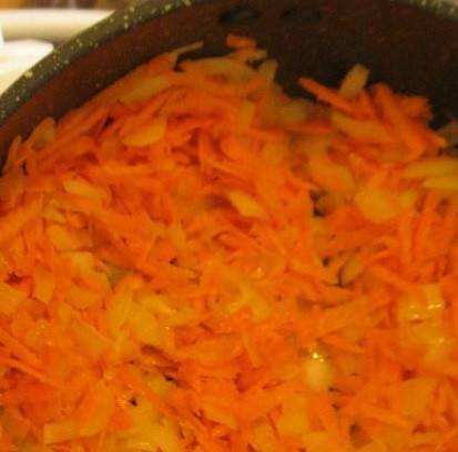 1. Этап. Паштет из чечевицы: 5. Добавить к луку и жарить вместе до мягкости.