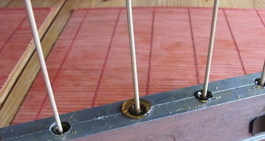 1. Этап. Конфеты из сахара: 6. Если под рукой есть большие шпажки или палочки для шашлыка, то они отлично подойдут для таких конфеток.